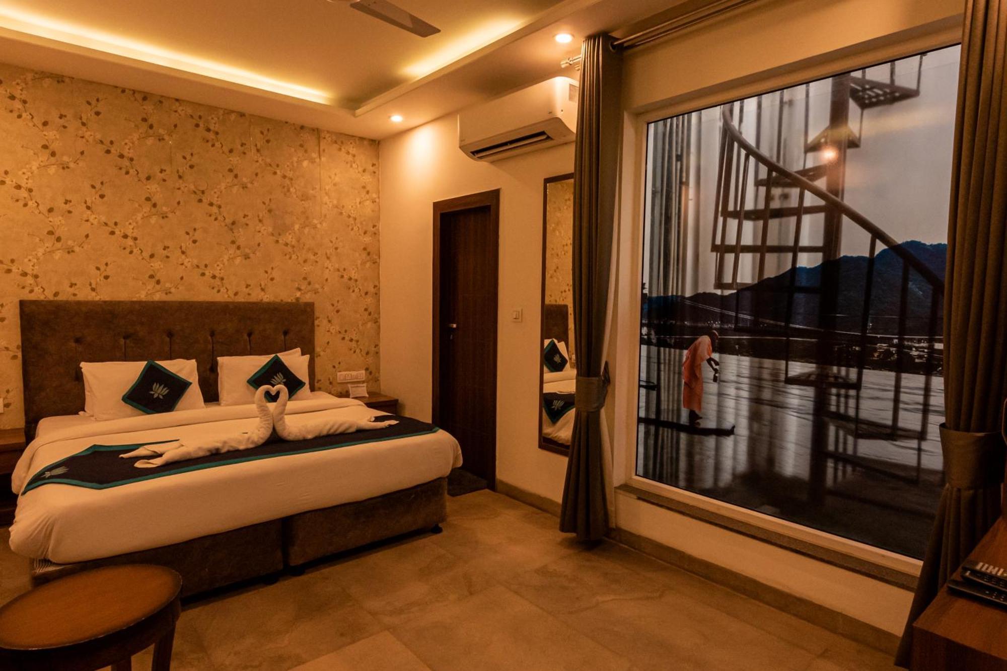 Holywater Hotel By Ganga Kinare #150 Mts From Ganga Ghat Ришикеш Экстерьер фото